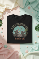 Stay Pawsitive retro kittens T-shirt flatlay – drie spelende katjes palmbomen straatkatten Costa Rica